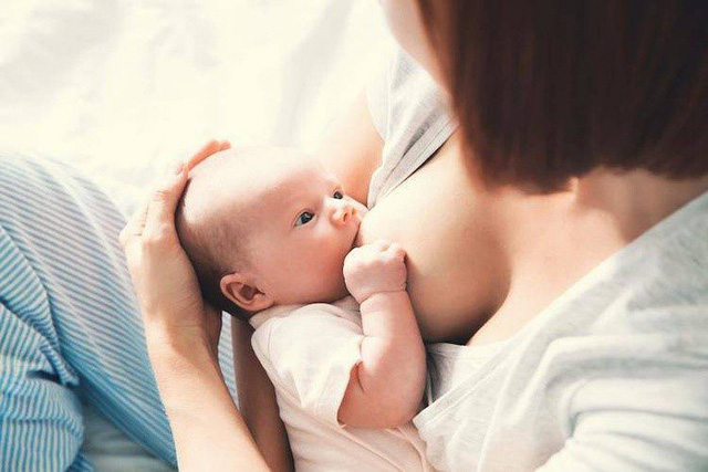 Cho trẻ bú mẹ đầy đủ vì sữa mẹ là nguồn cung cấp vitamin A tốt nhất đối với trẻ nhỏ