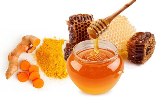 Bên cạnh tái tạo và nuôi dưỡng làn da vô cùng tốt, mặt nạ dưỡng da bằng mật ong và nghệ còn có khả năng điều trị mụn tuyệt vời