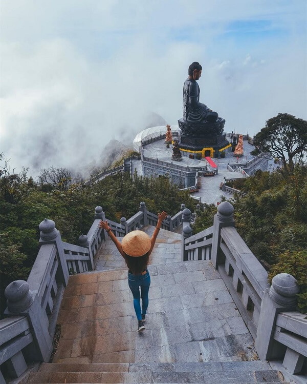Quần thể văn hóa tâm linh này có tên Kim Sơn Bảo Thắng Tự được xây dựng nguy nga trên đỉnh núi