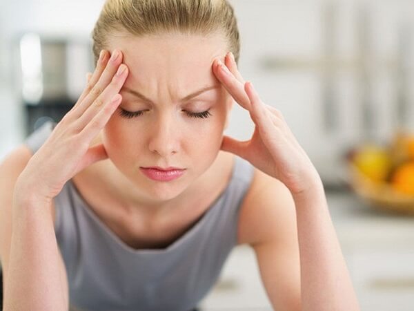 Hay bị nhức đầu là triệu chứng của việc ngủ quá nhiều