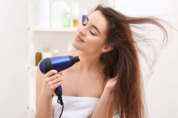 Cách sấy tóc layer nữ tại nhà không bị vểnh
